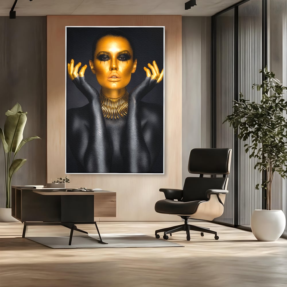 Tablou canvas cu tablou portret femeie aurie, in rama de aluminiu argintiu, pe perete intr-un birou